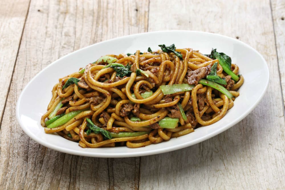 Stir-fried noodles with pork and mangetout